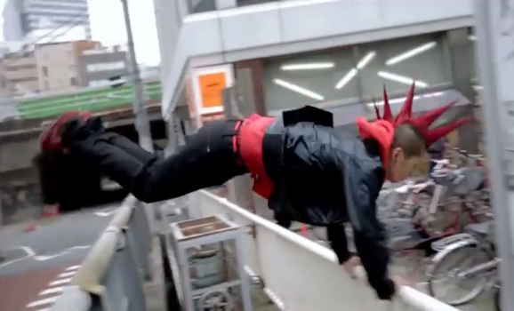 《現代の忍者！》新宿・道頓堀でアクロバットを連発する「パルクール」が凄すぎる！！